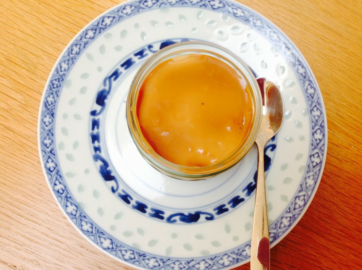 A No Bake, No Gelatin Cheesecake, with salted caramel, fruit topping